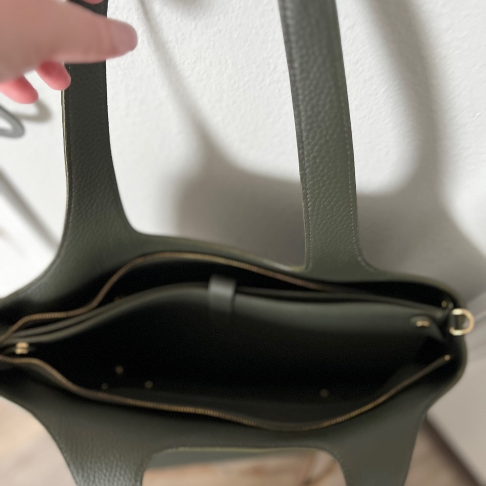 Cuyana italian leather system zipper tote 16” in olive green - Picture 11 of 12